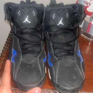 I’am selling this blue nd black Jordan’s they size US 9.5